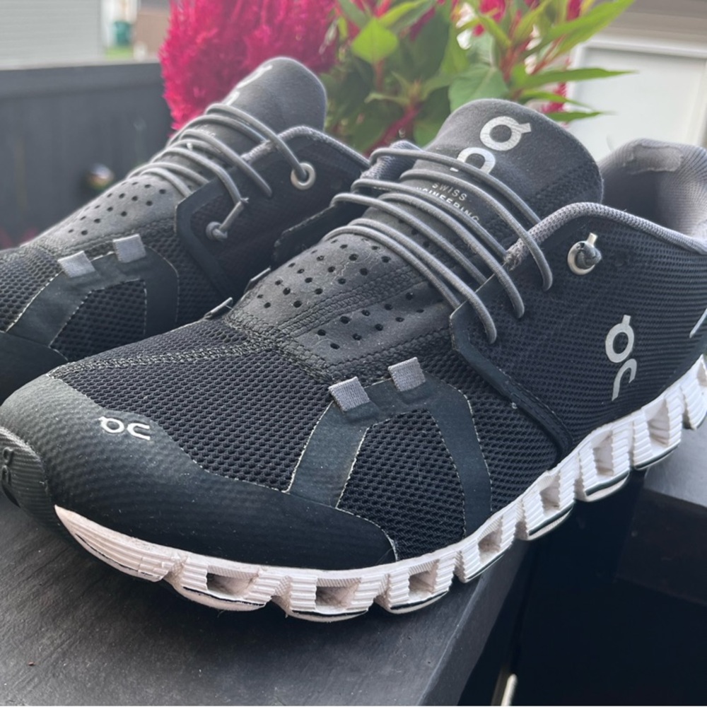 Women’s On Running sneakers. Size 9.5.